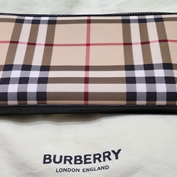 BURBERRY BRAND-NEW GIANT WALLET ORGANIZER comes with dustbag and COA - Picture 13 of 16